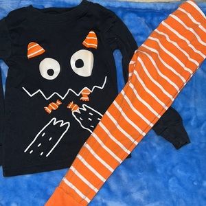 Carter’s 3t two piece glow in the dark Halloween pajama.
